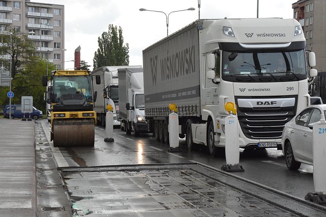 Doprava v Přerově v posledních týdnech kolabuje a auta se štosují po celé trase vnitřního průtahu městem. Ve čtvrtek konečně začala oprava nebezpečného výtluku na mostě Legií, kvůli kterému se tvoří špunt.