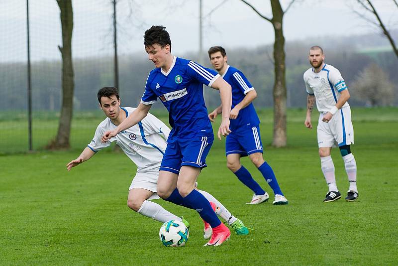Fotbalisté Všechovic (v modrém) v domácím utkání proti 1. FC Viktorie Přerov.