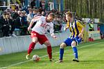 Fotbalisté Kozlovic (v pruhovaném) proti Valašskému Meziříčí. Zbyněk Pospěch. Foto: Deník/Jan Pořízek