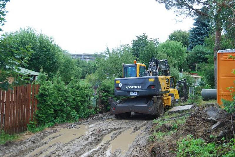 Stavba dešťové kanalizace v zahrádkářské kolonii pod přerovskou nemocnicí