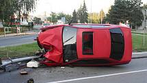 Na autě, které si v neděli devětadvacetiletý řidič vypůjčil bez dovolení od svého bratra, a opilý s ním havaroval v Lipníku nad Bečvou, vznikla škoda za padesát tisíc korun.