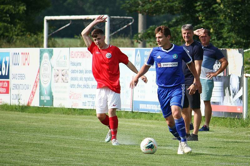 Fotbalisté Všechovic (v modrém) v přípravném utkání v Brodku u Přerova