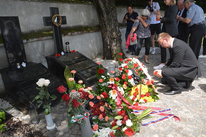 Památku obětí krvavého masakru na Švédských šancích si připomněli v neděli 16. června 2024 na dvou místech - na Městském hřbitově v Přerově a u kovaného kříže na Švédských šancích.