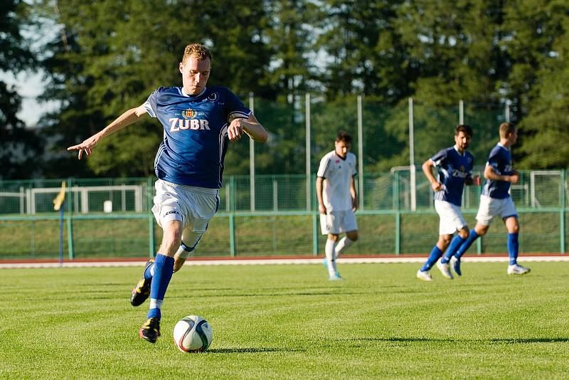 Fotbalisté Přerova (v modrém) proti rezervě 1. HFK Olomouc.