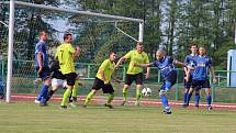 Fotbalisté 1. FC Viktorie Přerov (v modrém) proti TJ Jiskra Rapotín (7:0)