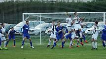 Fotbalisté Želatovic (v pruhovaném) v derby s Tatranem Všechovice. Foto: Pavel Hrdlička