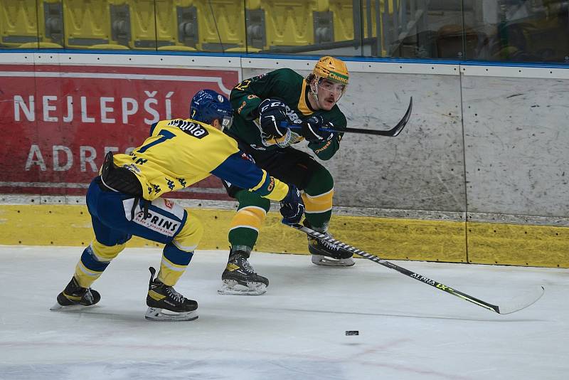 Hokejisté Přerova (ve žlutém) proti VHK Robe Vsetín (1:4).