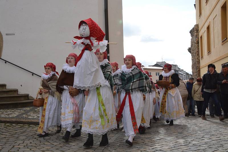 Vhozením smrtky do řeky Bečvy se děti z Folklorního souboru Trávníček rozloučily se zimou. Tradiční vynášení smrtky přilákalo v neděli dopoledne do centra Přerova davy lidí.