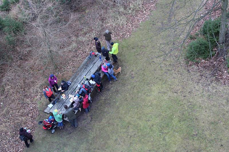 V rozhledně funguje i občerstvení, kde zájemci mohou nakoupit buřty nebo klobásu k opečení, vyjít na vyhlídkovou plošinu a rozhlédnout se po krajině a také si oddechnout v teple.