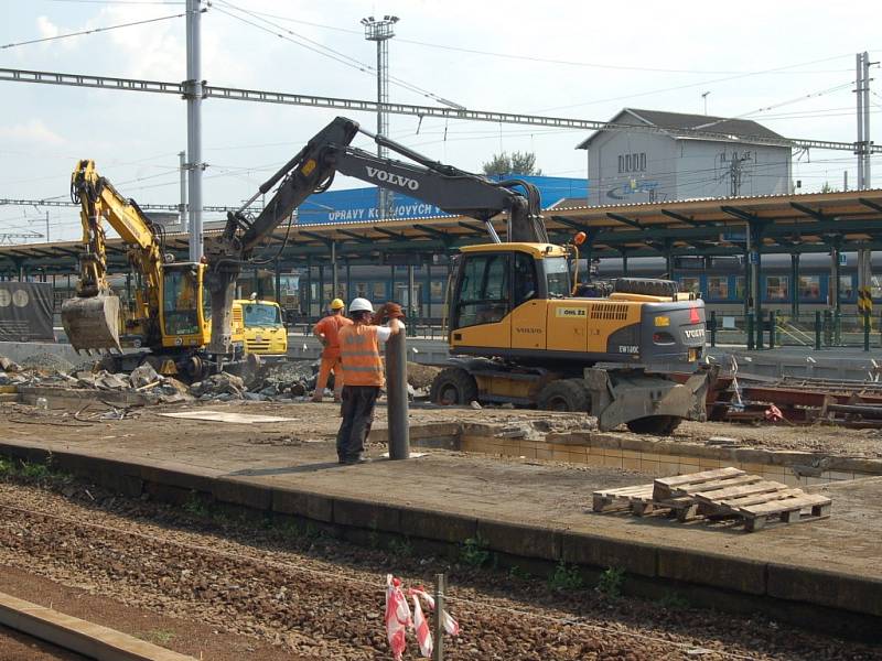 Oprava druhého nástupiště na nádraží v Přerově