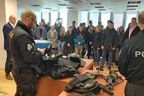 Studenti středních škol z Přerovska se mohli minulý týden seznámit s prací policistů. Projektový den přilákal sto padesát studentů z osmi škol.