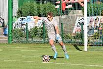 Fotbalisté FK Kozlovice (ve žlutém) remizovali s FC Vsetín 1:1. Ondřej Kolařík