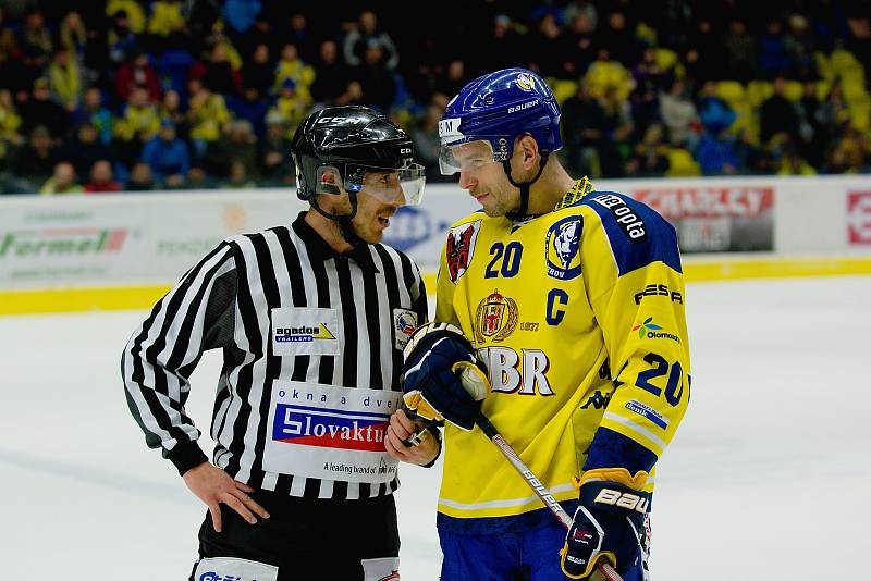 Hokejisté HC Zubr Přerov (ve žlutém) v derby s Prostějovem (4:1).