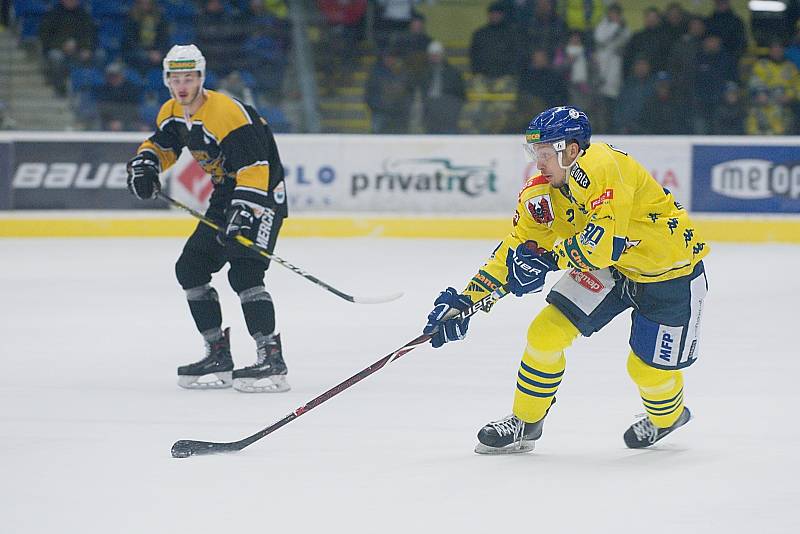 Hokejisté Přerova (ve žlutém) sestřelili Kadaň 8:2. Foto: Deník/Jan Pořízek