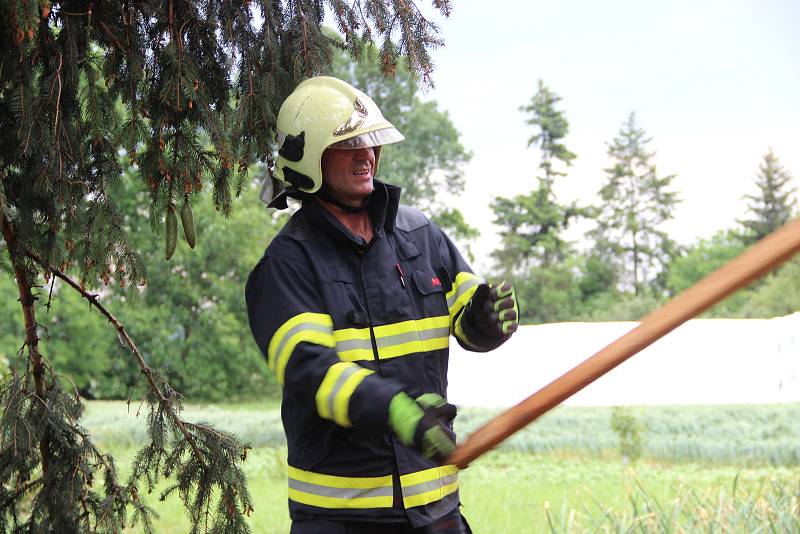 Poničené střechy rodinných domů, vyvrácené stromy a trámy, které se rozletěly jako třísky do okolí. Tak to vypadalo v pátek odpoledne v Uhřičicích na Kojetínsku, kterými se prohnala silná vichřice