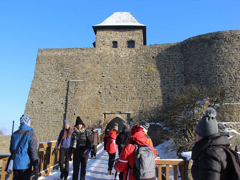 I v mrazech se lidé rozhodli pokořit hrad Helfštýn. Na čtyřicátém ročníku novoročního výšlapu se jich nakonec sešlo 1964. Letošní ročník se nesl v duchu vzpomínek na Marcelu Kleckerovou.