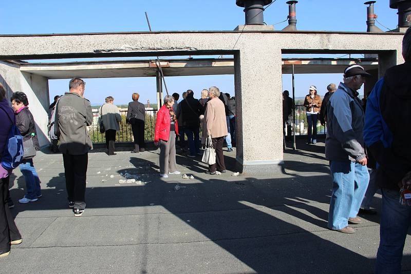 Davy lidí zamířily na prohlídku bývalého hotelu Strojař v Přerově, který byl mimořádně zpřístupněn veřejnosti v rámci Dne architektury