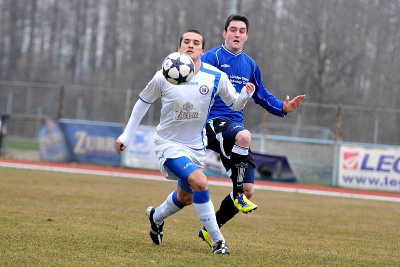 Fotbalisté Viktorie Přerov (v bílém) proti Hranicím