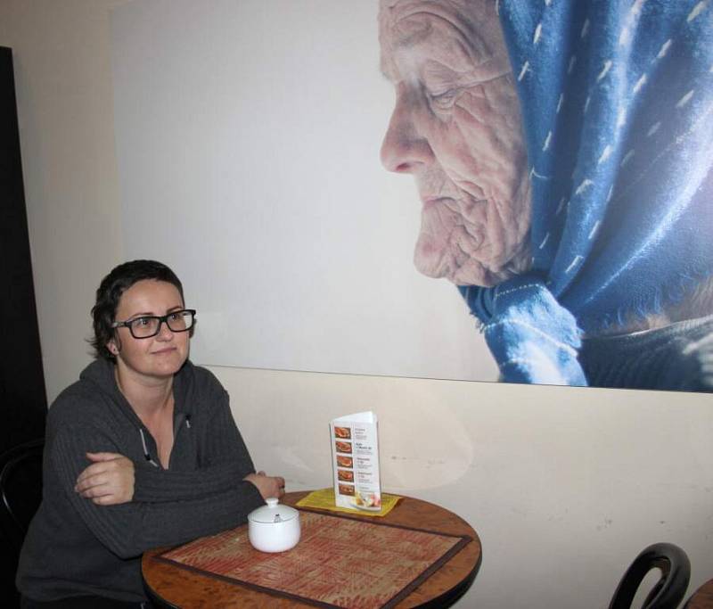 Dvě přerovské fotografky – Iveta Juchelková a Zuzana Bobovníková (na snímku) vystavují v kavárně Echo v Přerově