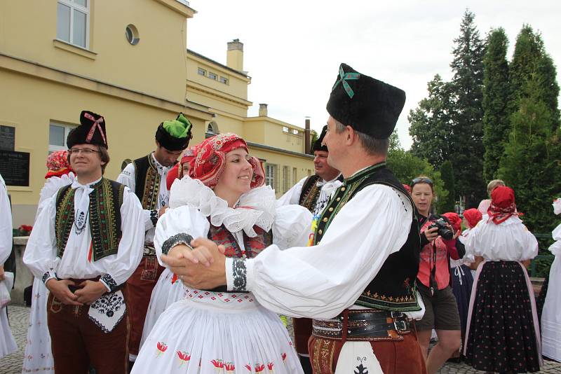 Velkolepý průvod krojovaných Hanáků městem a Ječmínkova jízda králů - takový byl vrchol Kojetínských hodů, které trvaly tři dny. Průvod si nenechaly ujít stovky místních lidí.