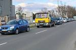 Přerovští strážníci odchytávají řidiče kamionů, kteří si kvůli uzavírce Polní ulice krátí cestu průjezdem přes Kozlovice