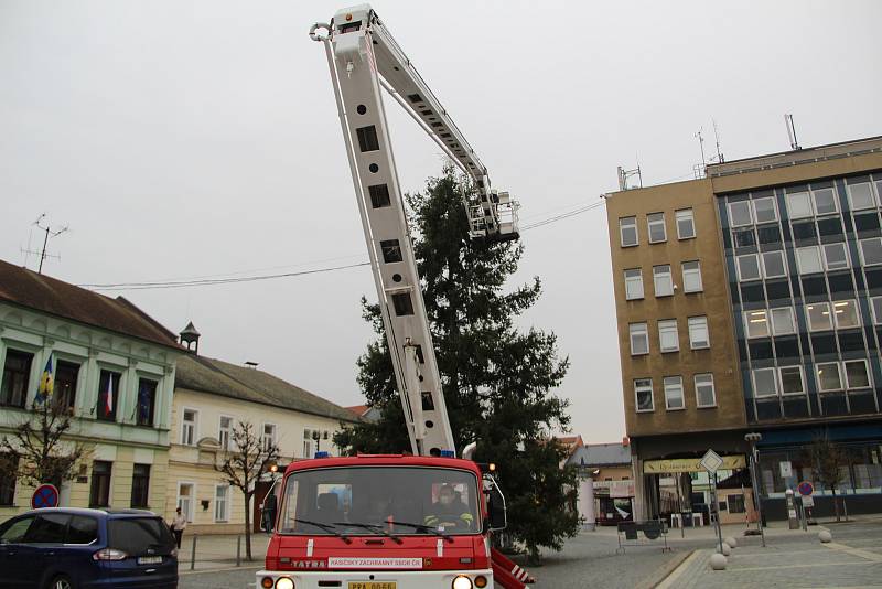 Zdobení vánočního stromu na Masarykově náměstí v Přerově. 23.11.2020