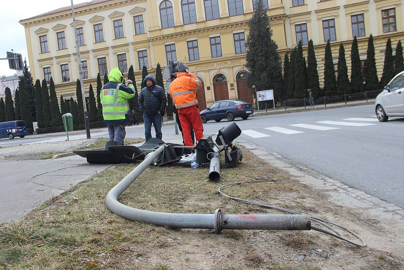 Pracovníci magistrátu, technických služeb a firmy AŽD Praha v pondělí řešili, jak co nejrychleji spravit spadený semafor na křižovatce ulic Palackého a Komenského v Přerově.