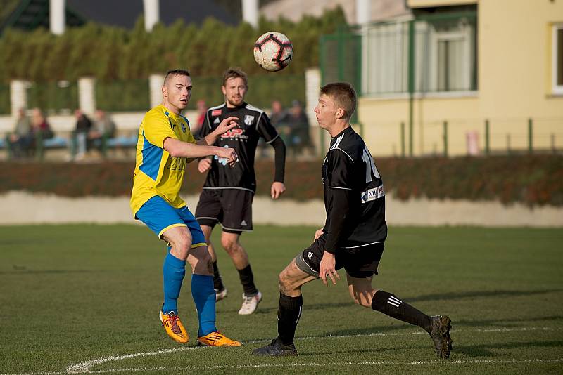 Fotbalisté Kozlovice (ve žlutém) doma porazili 1. HFK Olomouc 4:0.