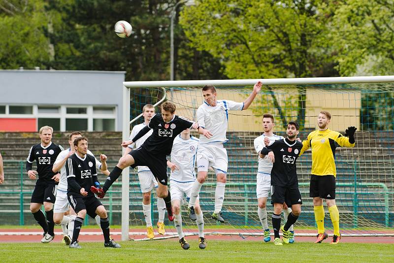 Fotbalisté Přerova (v bílém) proti Valašskému Meziříčí.