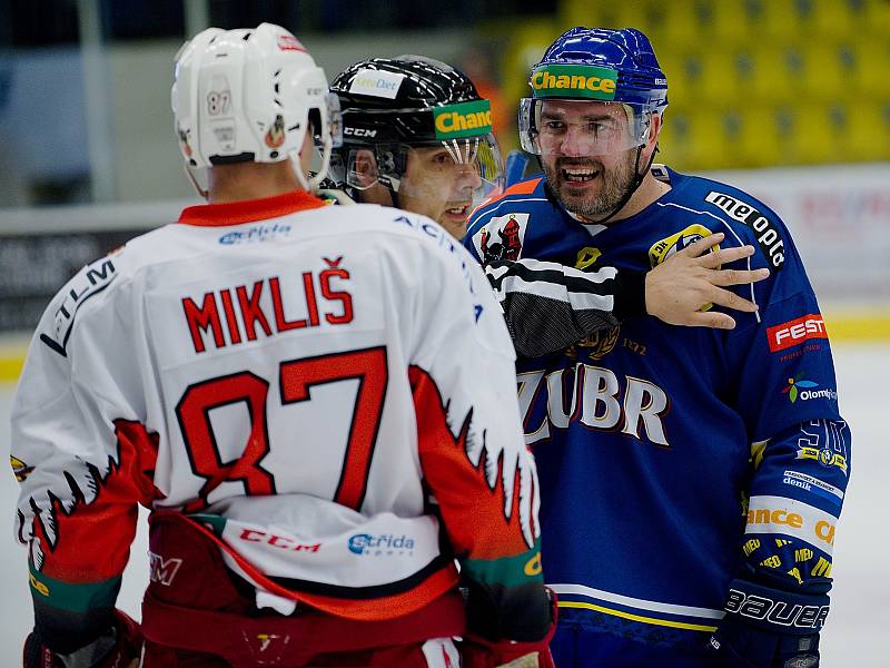 Hokejisté Přerova (v modrém) porazili v domácím derby Prostějov 4:3 po samostatných nájezdech