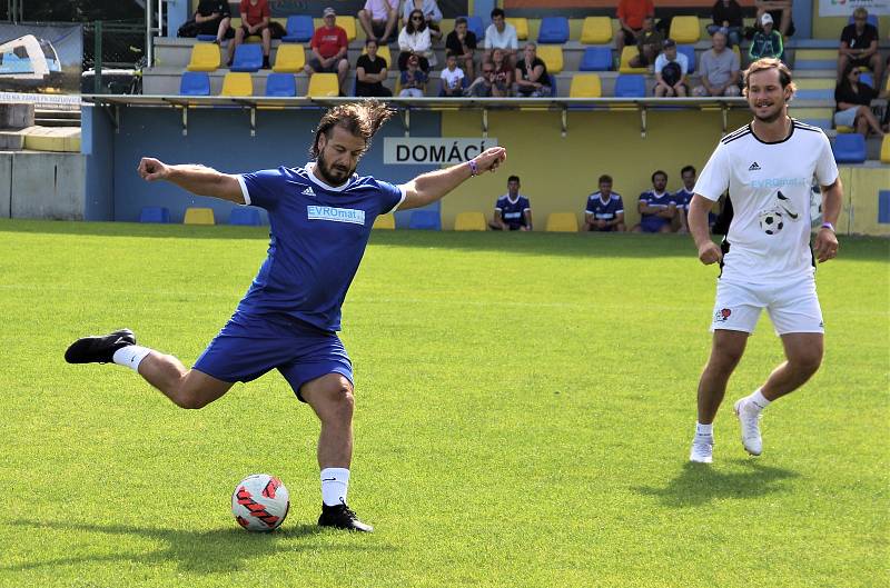 Benefiční fotbalové utkání Na Dětech Záleží. Tým Martina Zaťoviče (v modrém) proti týmu Tomáše Kundrátka (v bílém). Martin Zaťovič