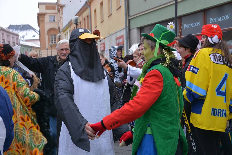 Masopustní veselí rozjasnilo v sobotu ulice Přerova. V centru města, kterým procházel průvod masek, panovala skvělá nálada a lidé se dobře bavili.