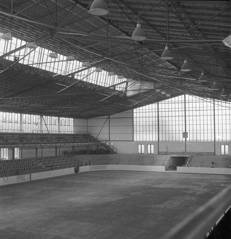 Jak šel čas na přerovském zimním stadionu. K dokončení zastřešení došlo v září roku 1973.