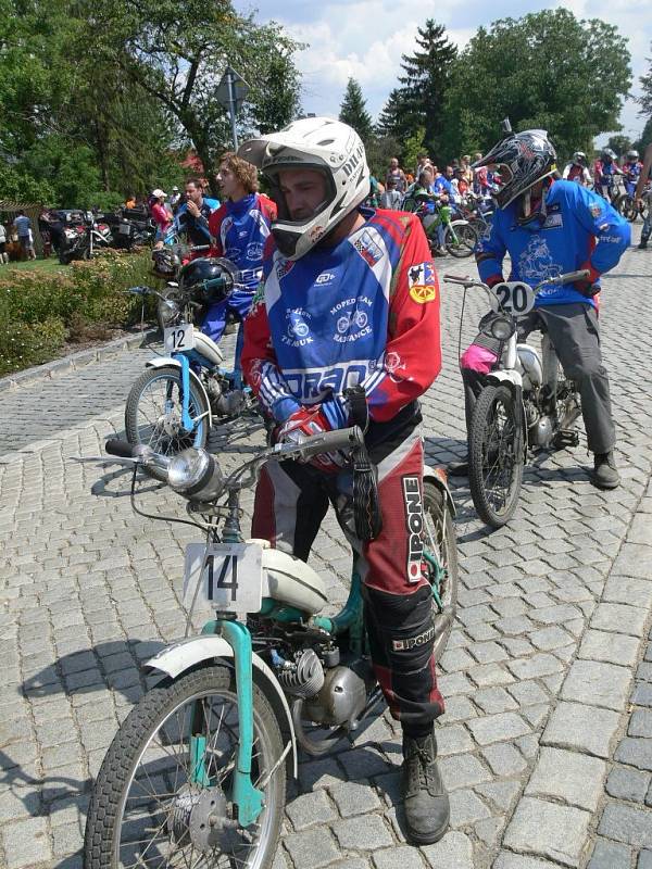 Osmý ročník závodů mopedů a fichtlů v Radslavicích