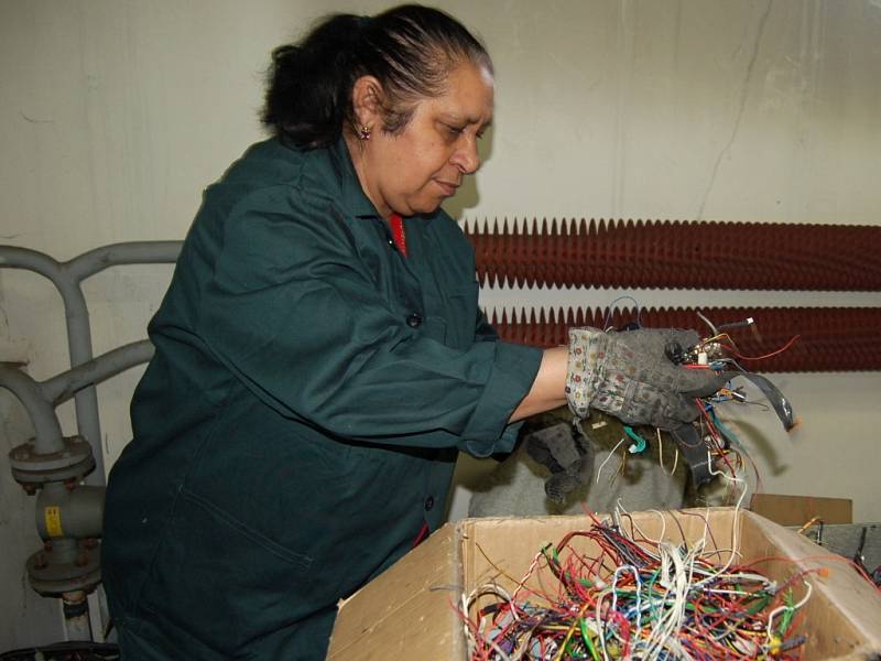 Přerovští Romové dostali šanci na uplatnění – ve firmě Josefa Lacka na zpracování elektroodpadu v areálu přerovské společnosti Kazeto. Někteří romští zaměstnanci nemohli sehnat práci více jak deset let.