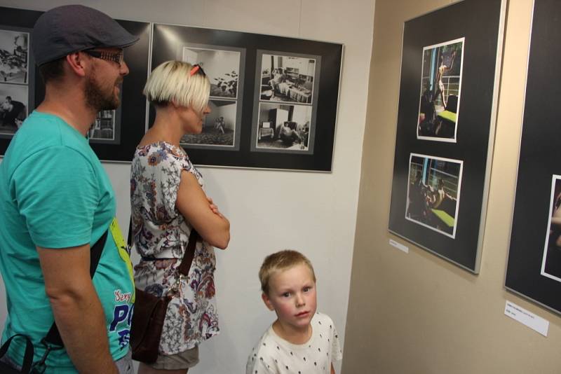 Součástí Svatojakubských hodů v Lipníku nad Bečvou byla v sobotu i vernisáž výstavy lipnického fotografa Antonína Cikánka v galerii Konírna. Tu uvedl jeho kamarád a renomovaný kolega Jindřich Štreit. Večer se na náměstí TGM předvedly místní kapely.