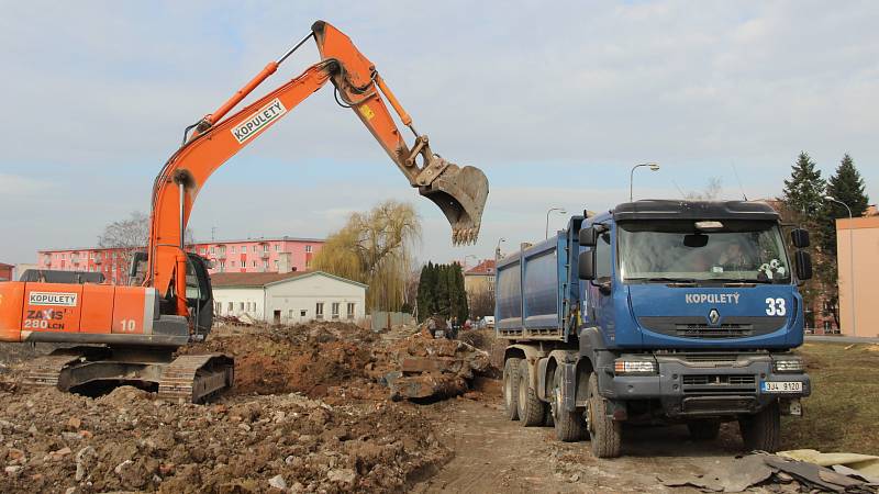 Bourání starých garáží v blízkosti silnice ve směru na Želatovice. V areálu bývalých Želatovských kasáren v Přerově vyrůstá nové nákupní centrum