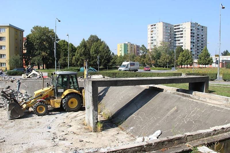 Do vybetonované nádrže u přerovské restaurace Haná najely bagry, prostranství bude zasypáno a zatravněno. Z bývalé kašny již zmizelo i sousoší „Vegetace“ autora Ivana Theimera, které bude dělat společnost soše Neptuna pod přerovskými hradbami.