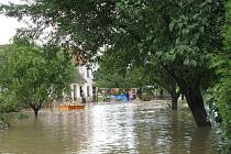 Dům, který byl ve Všechovicích zaplaven při posledních přívalových deštích, znovu zalila voda. Kromě něj byly při bouřce s kroupami zatopeny i sklepy a zahrady ve Všechovicích a okolí.