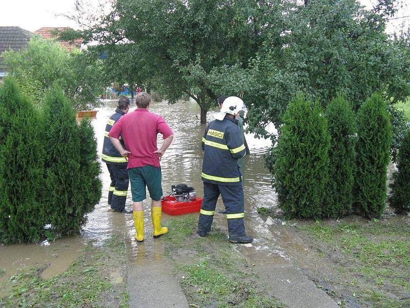 Dům, který byl ve Všechovicích zaplaven při posledních přívalových deštích, znovu zalila voda. Kromě něj byly při bouřce s kroupami zatopeny i sklepy a zahrady ve Všechovicích a okolí.