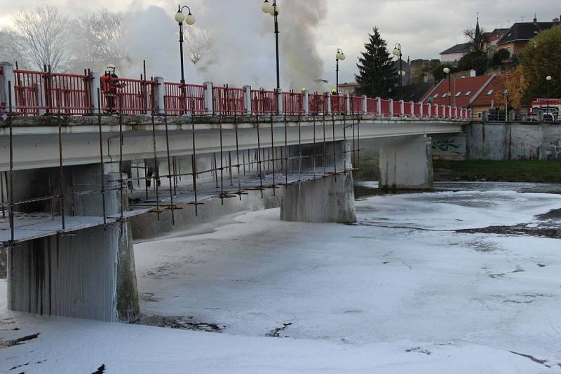 Hasiči zasahují u požáru lávky U Loděnice v Přerově. 18. října 2013 