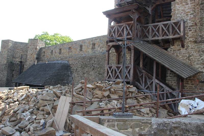 Archeologický záchranný výzkum a rekonstrukce renesančního paláce na hradě Helfštýně