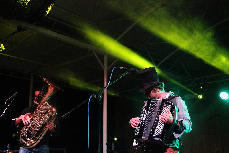 Dvanáctý ročník Dřevorockfestu navštívila celá plejáda kapel. Mezi Dymytry, Alkeholem, Dogou či Desmodem hrál i Sebastian nebo Vojta Kotek s kapelou TH!S.