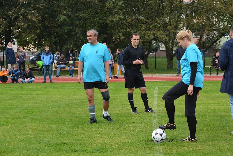 Nové sportoviště na Základní škole Za mlýnem pokřtili v pátek společným zápasem přerovští radní a fotbalové legendy.