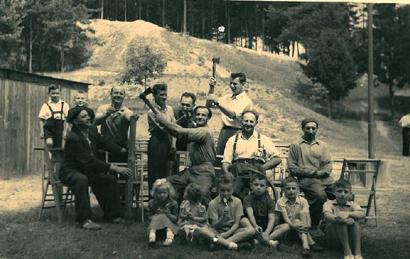 Vinary - Příprava areálu Skalka na hodovou zábavu v roce 1952. Na fotografii je zachycena dobrá nálada při chystání areálu na hodovou zábavu.