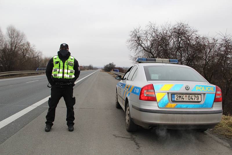 Policejní kontroly řidičů u sjezdu na dálnici u Horní Moštěnice - 1. března 2021