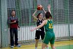 Basketbalistky TBS Přerov (v černém) v utkání s Bruntálem.