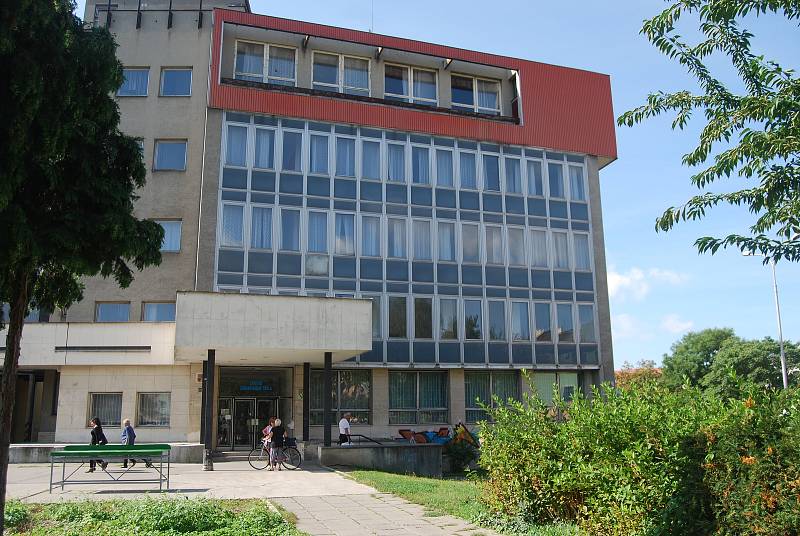 Bývalou budovu Střední zdravotnické školy v Přerově čeká rekonstrukce i zvelebení okolní prostranství.