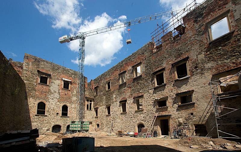 Opravovaný hrad Helfštýn v létě 2019