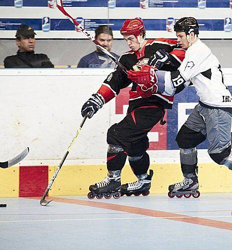 Inline hokejisté Přerova (v černém) proti Zlínu